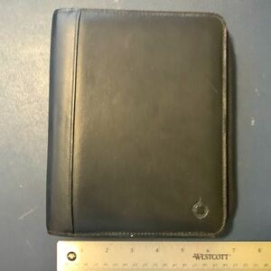 Franklin Covey Compact Zipper Agenda. Black 1" Rings